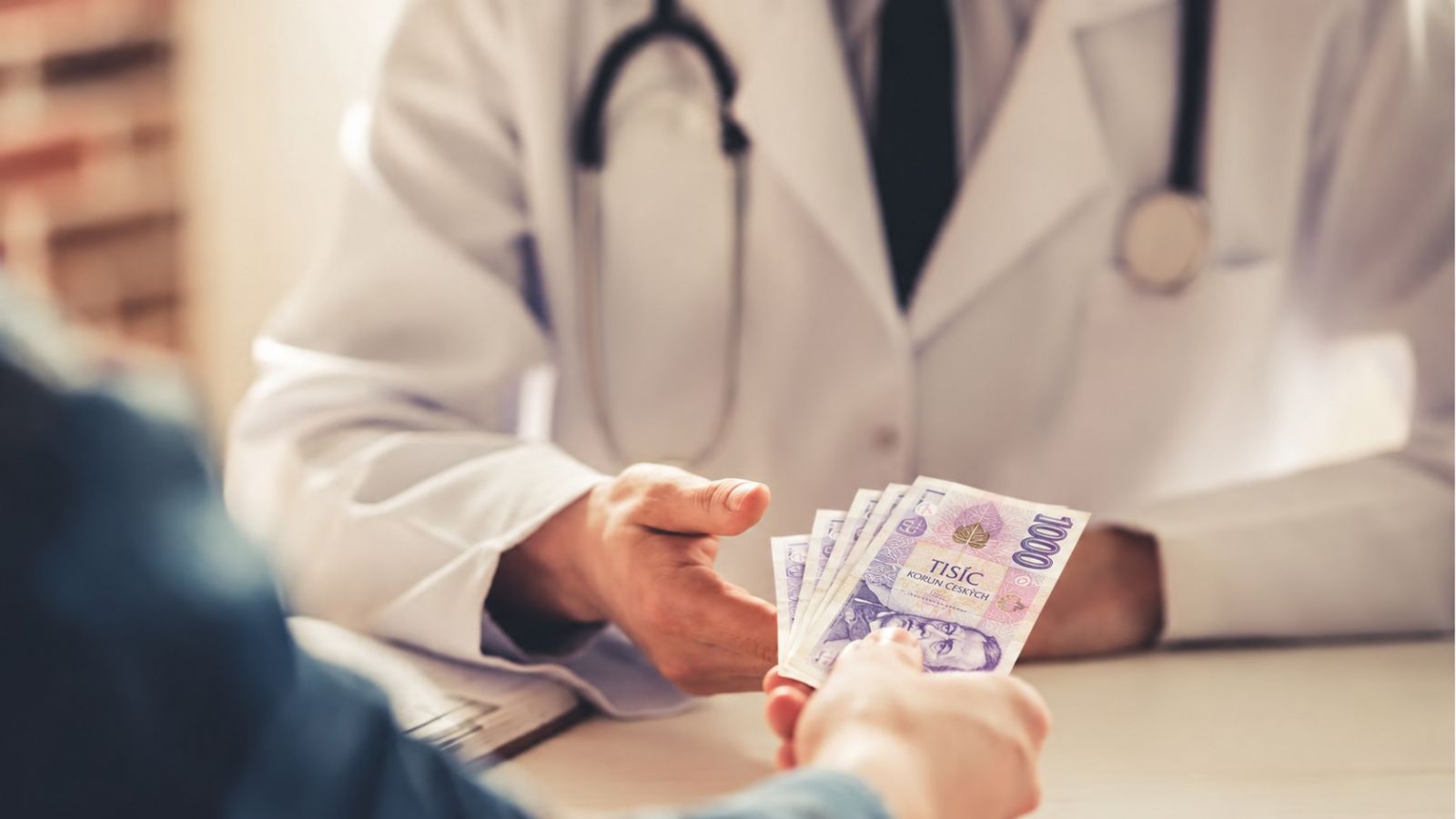 Za co u lékaře platit a za co už ne? Ministerstvo zakročilo proti neoprávněným poplatkům, pacientům radí