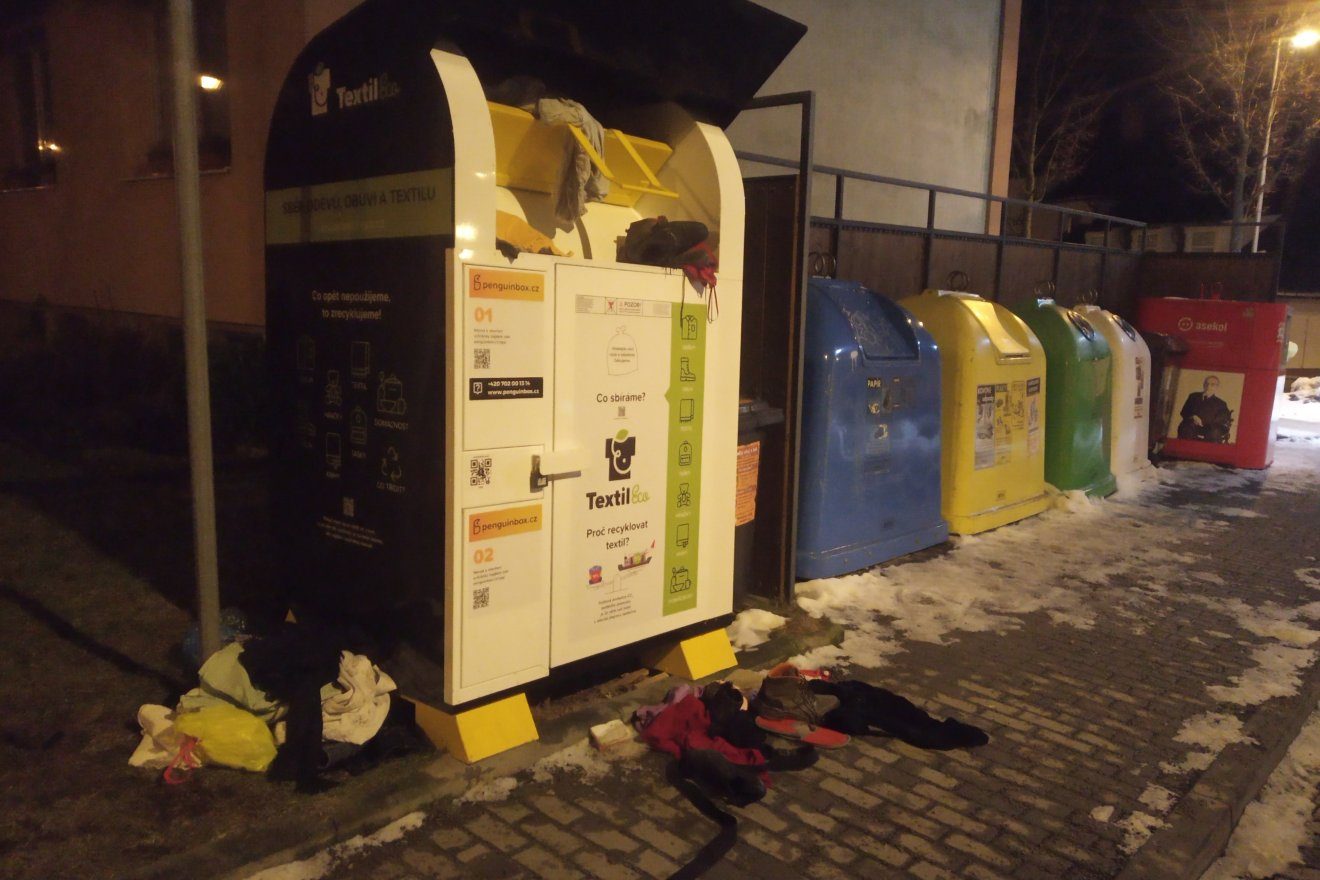 Kontejnery na oblečení v Prostějově terčem vandalů