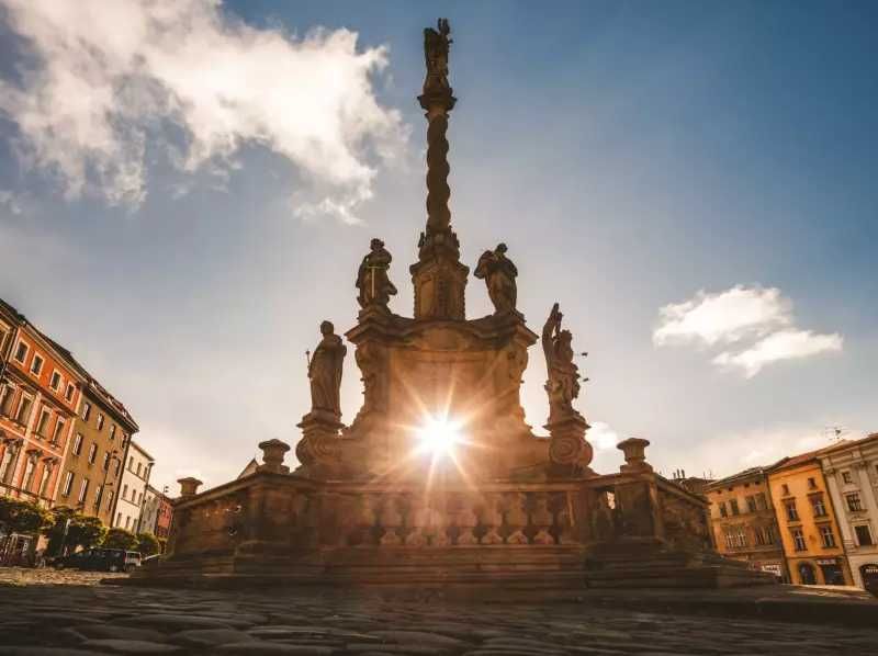 Mariánský sloup v Olomouci: Studentská výzva s riziky pro památku i zákon
