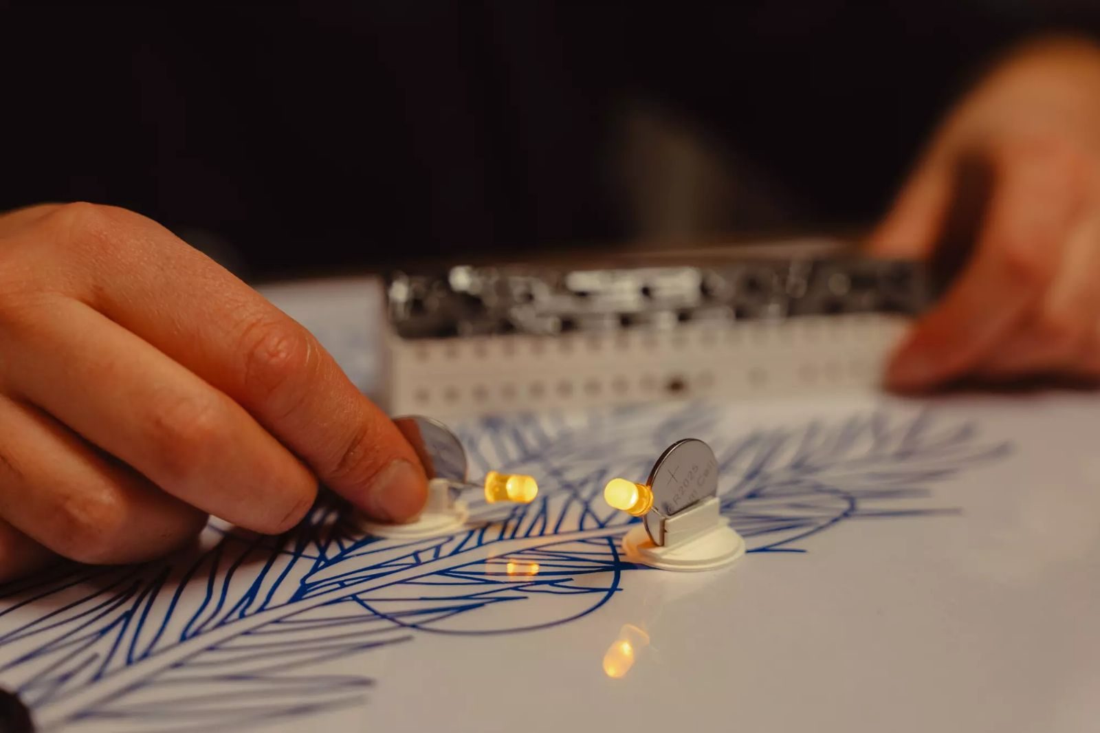 Vánoční věda v Pevnosti poznání — svítící ozdoby, pokusy a planetárium