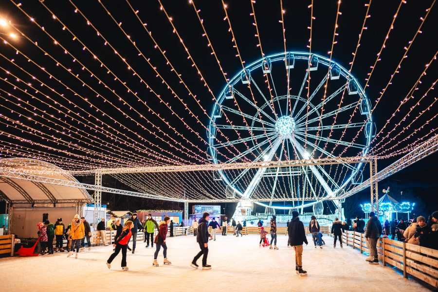 Vánoční trhy v Olomouci 2025: Kluziště a vyhlídkové kolo přinášejí nové zážitky