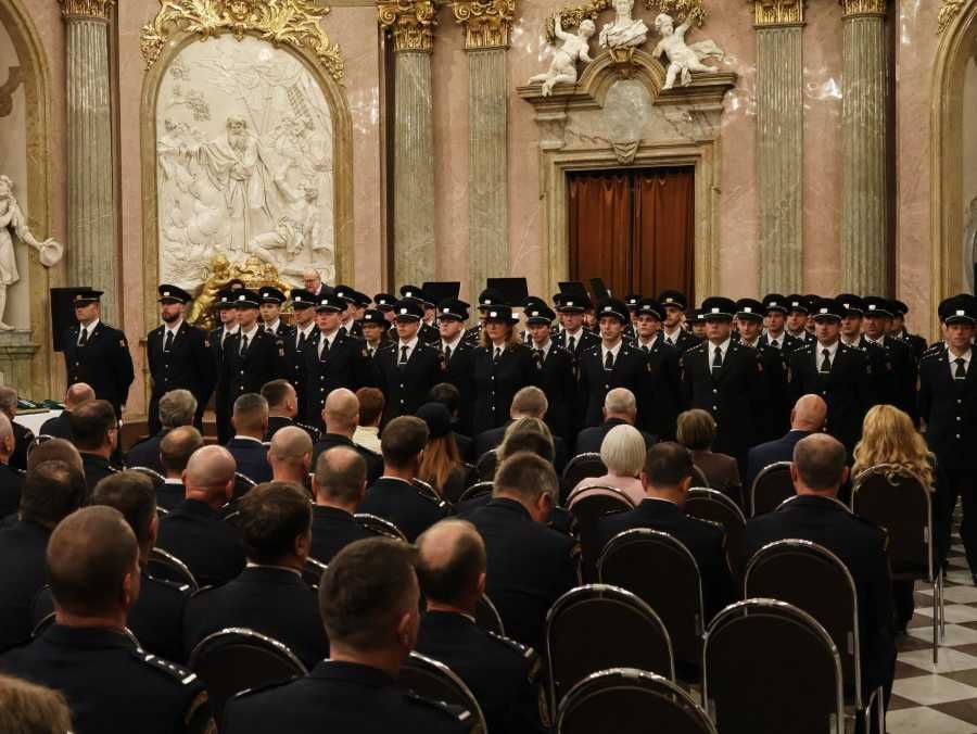 Hrdinové Olomouce oceněni: 60 hasičů získalo medaile za službu a statečnost