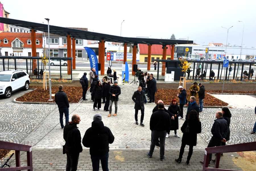 Prostějov otevřel moderní dopravní terminál s dětským hřištěm a novými parkovacími místy