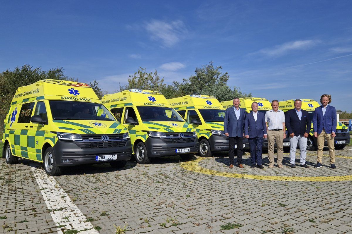 obrázek: Kraj převzal dalších pět nových sanitek