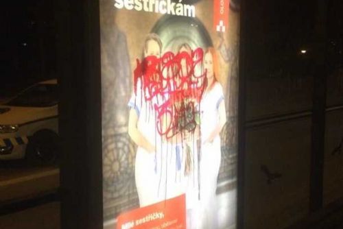 obrázek:Na kamerovém systému spatřen muž, který sprejuje na tramvajové zastávce na třídě Kosmonautů