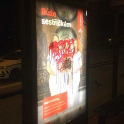 Na kamerovém systému spatřen muž, který sprejuje na tramvajové zastávce na třídě Kosmonautů