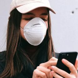 Použité respirátory a samotestovací sady patří do černé popelnice, ale zabezpečené