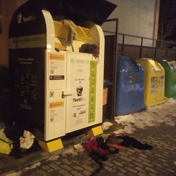 Kontejnery na oblečení v Prostějově terčem vandalů