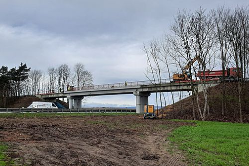 Foto: Rekonstrukce pokračuje: Dálniční estakáda u Nemilany získává novou tvář