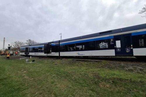 Foto: Nehoda vlaku v Olomouci: tři zranění, únik pohonných hmot