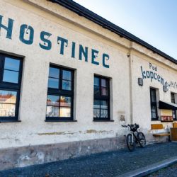 Inspekce zavřela Hostinec Pod kopcem v Plzni Božkově. Našla trus hlodavců i plísně
