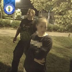 Krátce po půlnoci našli strážníci v parku u Hlavní pošty mladistvou, která se vydávala za svou sestru