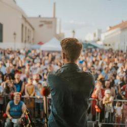 Léto v Prazdroji odstartovalo. Nádvoří pivovaru nabídne koncerty, kino i revivaly