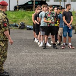 Mladí na vojenském cvičení v Žatci a Hranicích