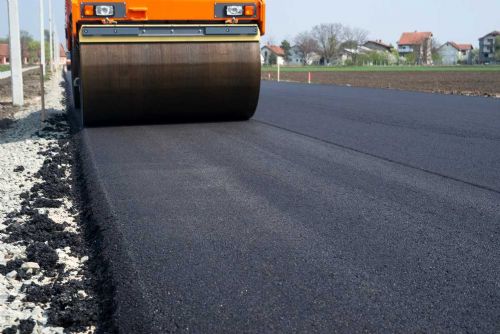 Foto: Opravy frekventované silnice: Nový asfalt a objížďka po I/55