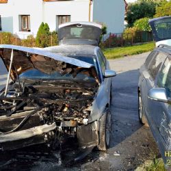Po ranní srážce v Třemošné začalo hořet auto. Nehoda se obešla bez zranění