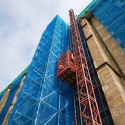 Střecha plzeňské katedrály se rozpadá. Na opravu za 85 milionů běží sbírka