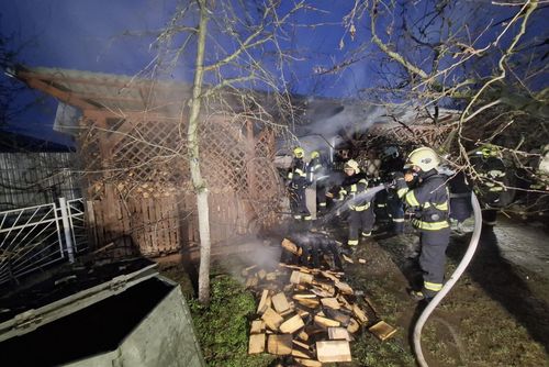 obrázek:Hasiči varují - pozor na dřevo vedle udírny