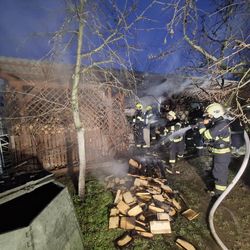 Hasiči varují - pozor na dřevo vedle udírny