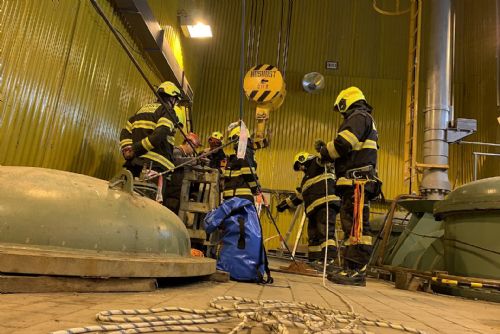 Foto: Hasiči a horská služba zachránili dělníky uvízlé na elektrárně