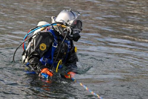 obrázek:Hasičtí potápěči testovali speciální přilby v lomu plném nástrah