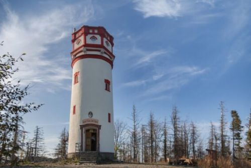 Foto: Modernější rozhledna Biskupská kupa láká novými samoobslužnými turnikety