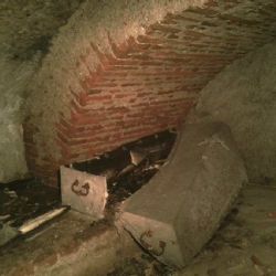 Unikátní nález v Olomouci: Sarkofágy a románské zdivo pod katedrálou sv. Václava