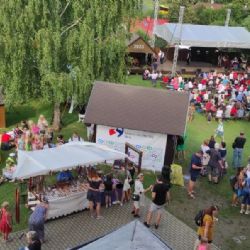 Zveme vás na Sochovy slavnosti: folklor, cimbál a humor ve Lhotce!