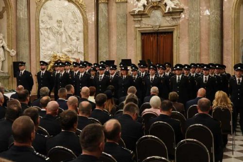 obrázek:Hrdinové Olomouce oceněni: 60 hasičů získalo medaile za službu a statečnost