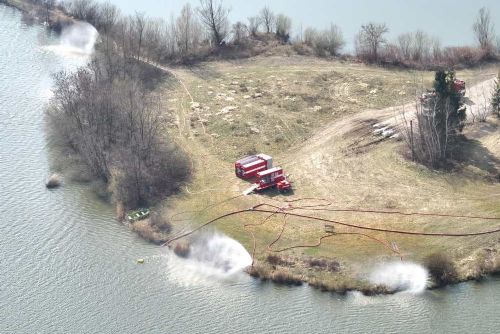Foto: Nebezpečná havárie vlaku s benzenem: Hasiči chrání Hustopeče nad Bečvou