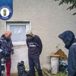 Otevřené okno, tři vetřelci. Noční výprava do firmy v Domažlické skončila v rukou policie
